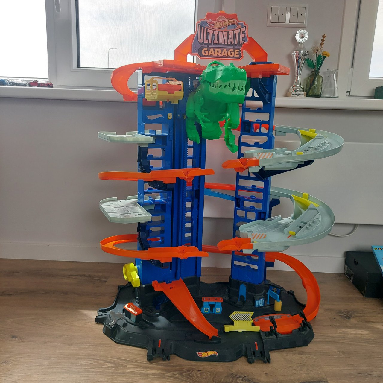 Hotwheels racebaan t-rex