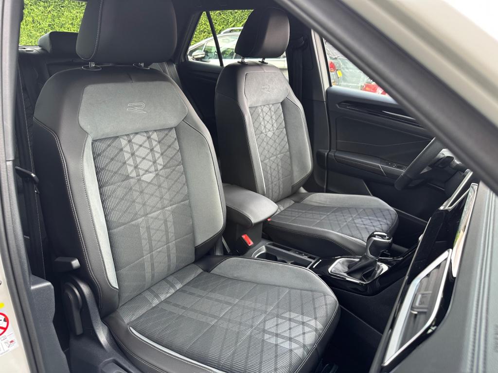 Volkswagen T-roc 1.5 tsi 150pk dsg r-line | trekhaak | camera | keyless | e