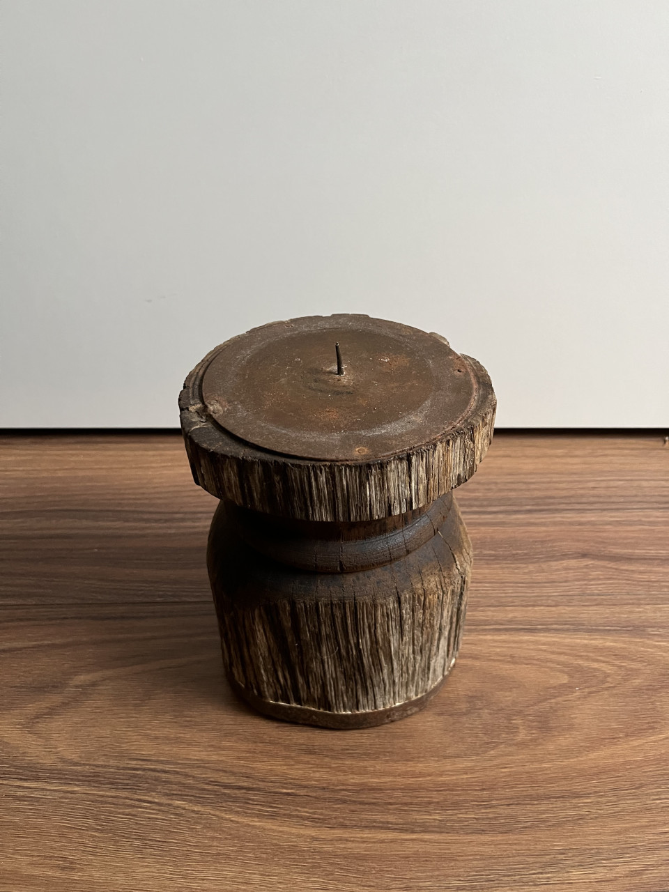 Houten kaarsenstandaard met kaars