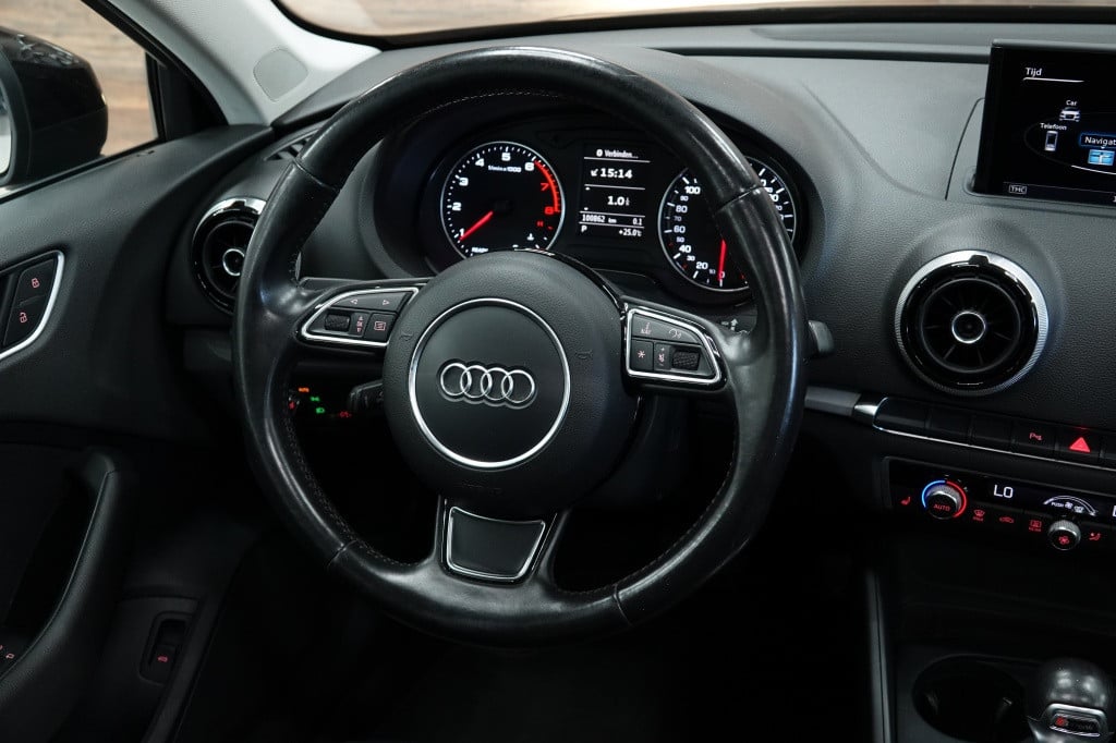 Audi A3 limousine 1.8 tfsi | panorama | leder | camera | pdc |