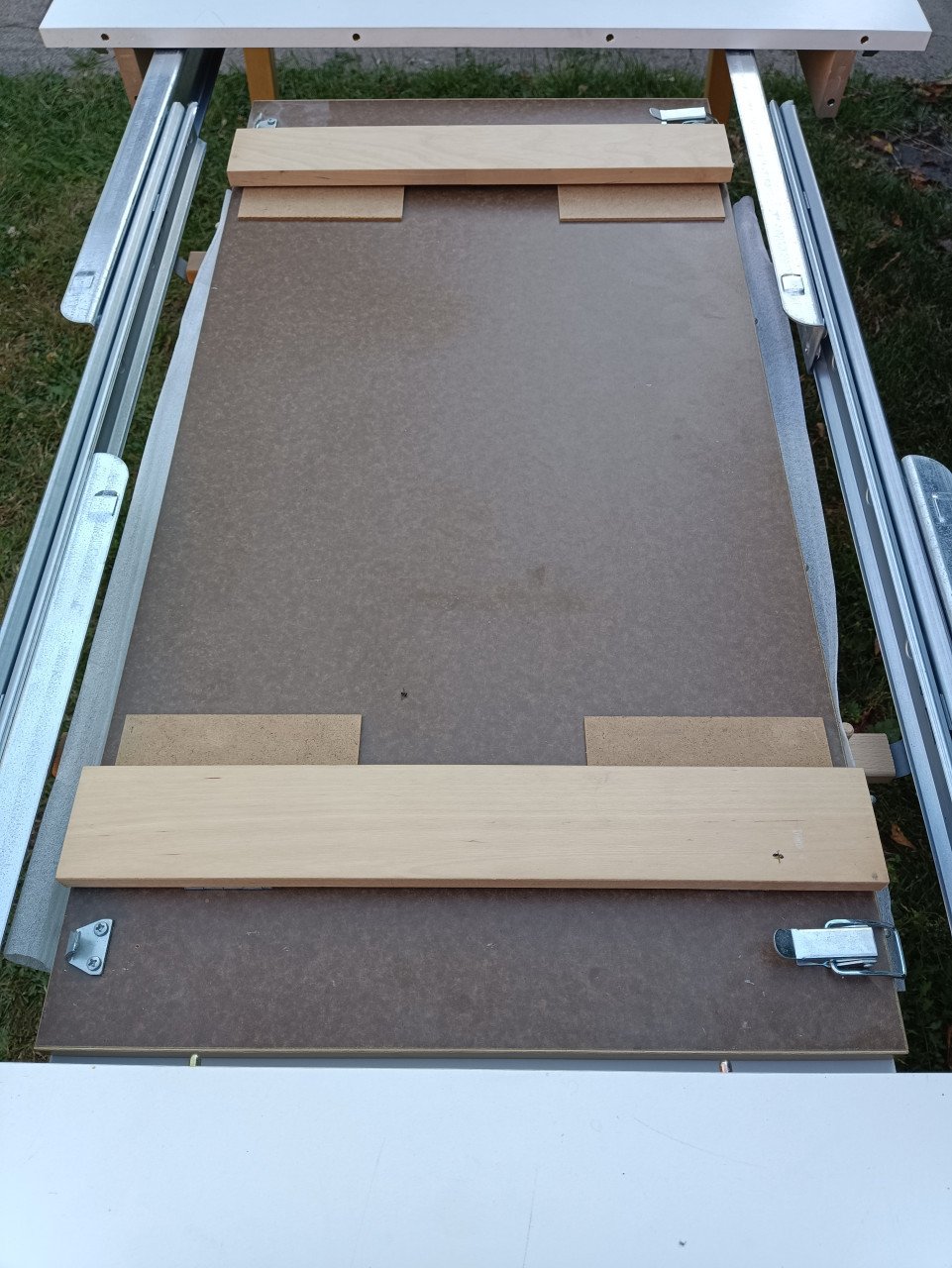 Uitschuifbare eettafel van 140 x 90 cm tot 233 x 90 cm.