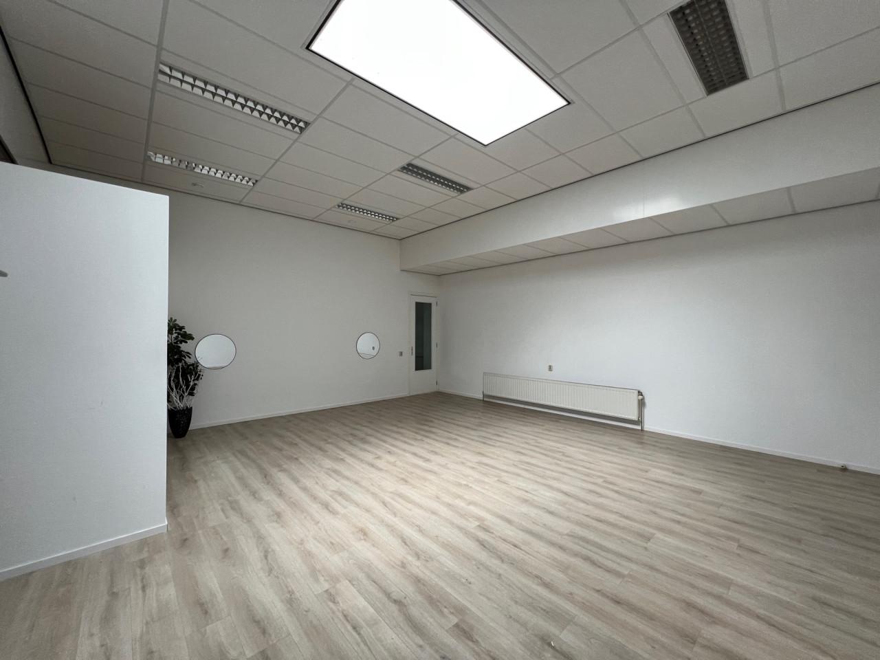 TE HUUR 65m2 kantoor/bedrijfs ruimte in Goes