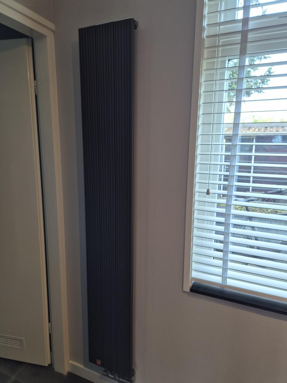 Designradiator 1800 × 300 mm donkergrijs