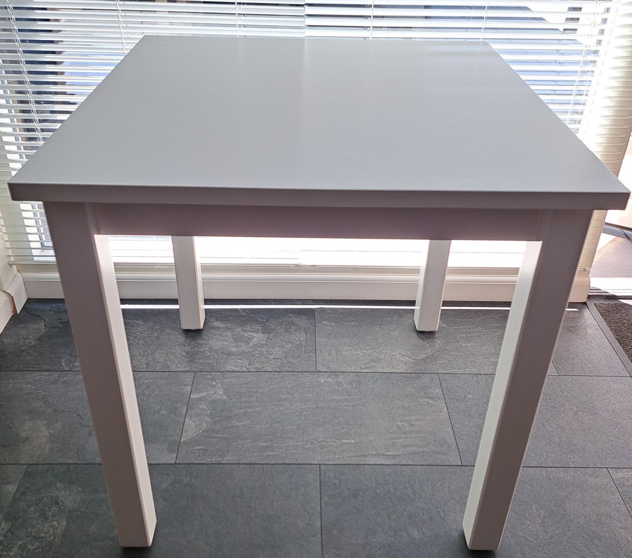 Mooie zware tafel (b) 74 x (d) 74 x (h) 75 cm