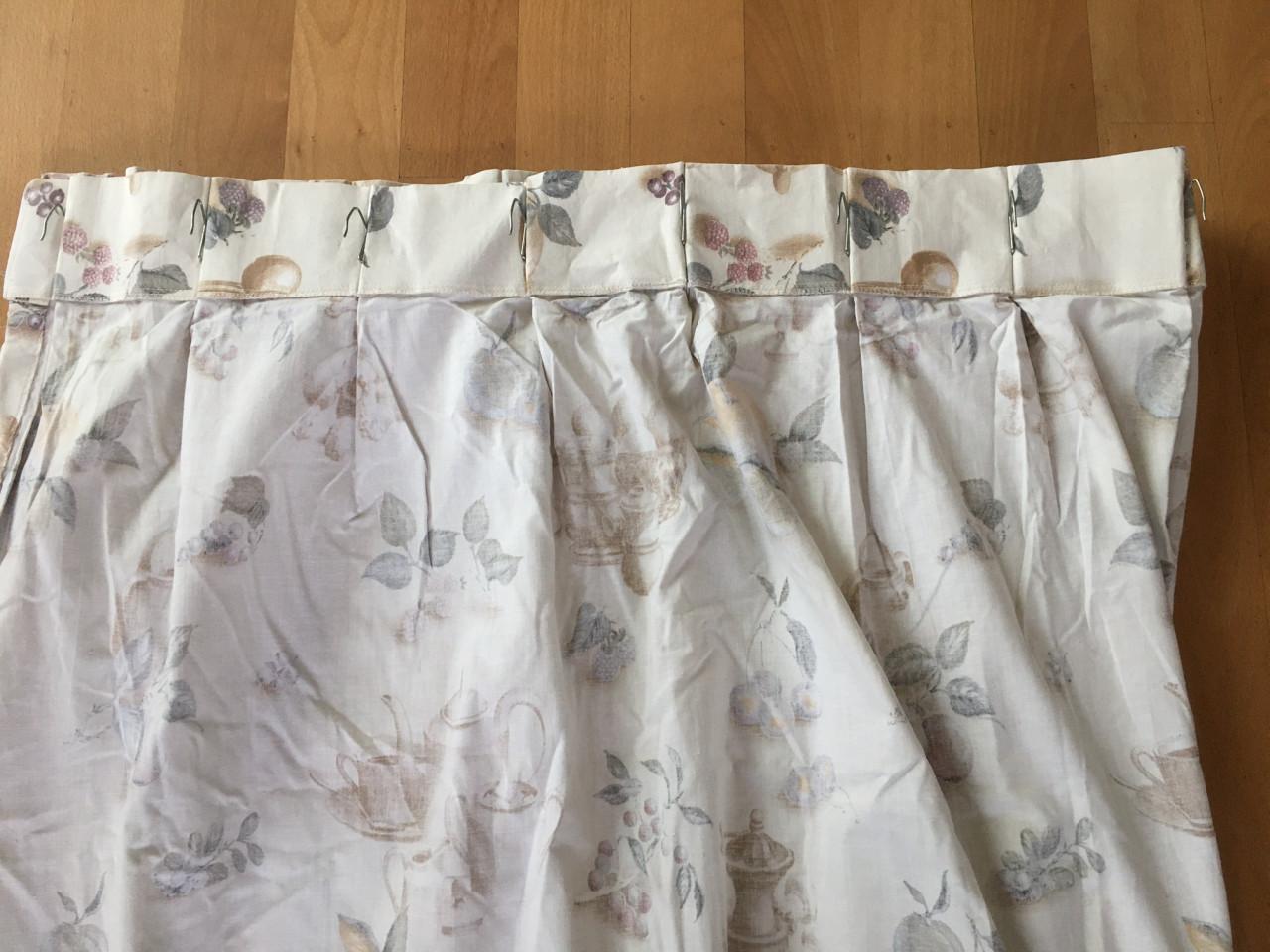 Keuken gordijnen, in prima staat! Voorzien van haken, 2 stuks voor € 20,00