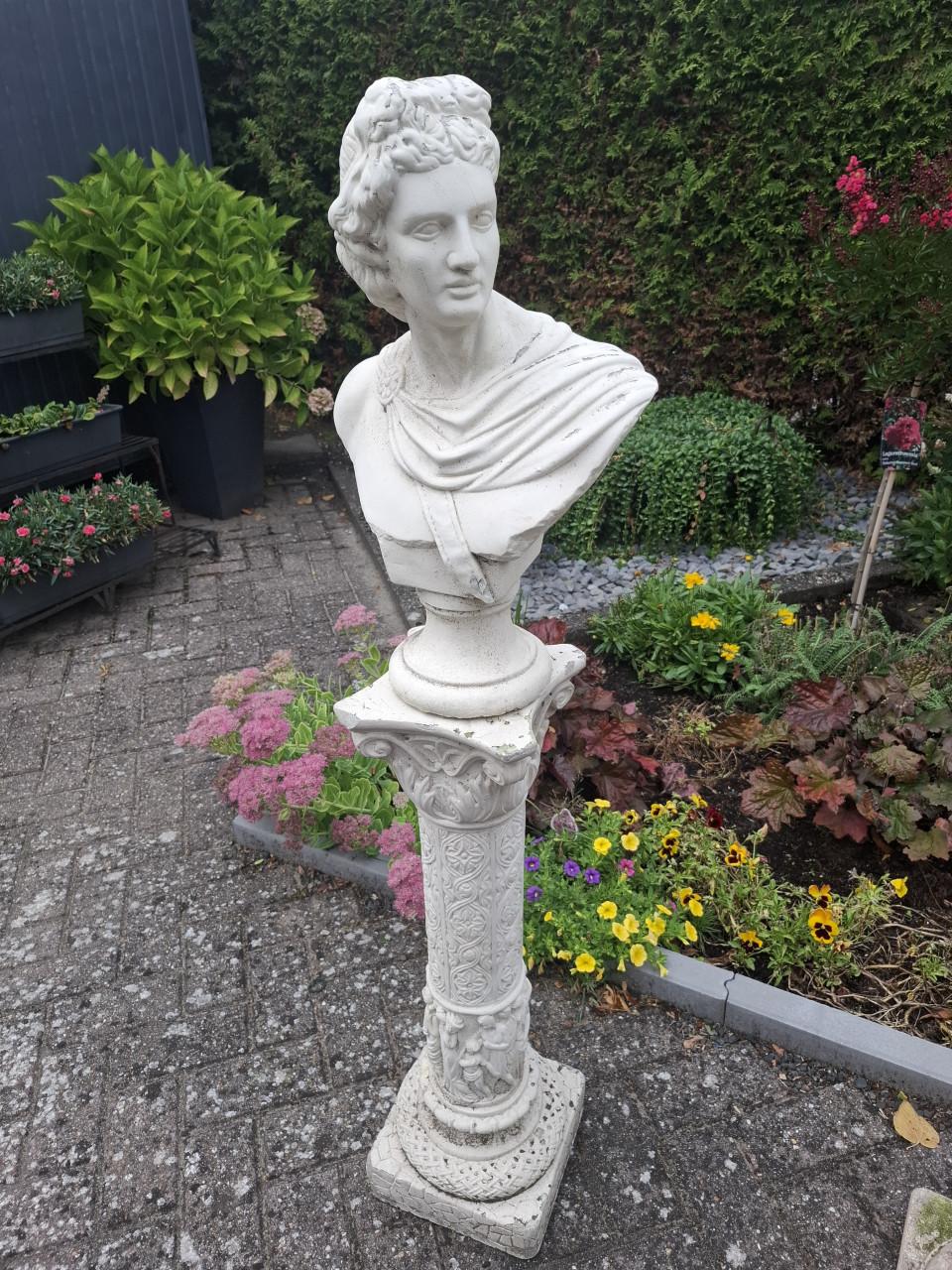 Prachtig beeld op sokkel