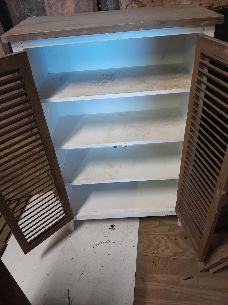 Houten kastje met louvre deuren en legplank