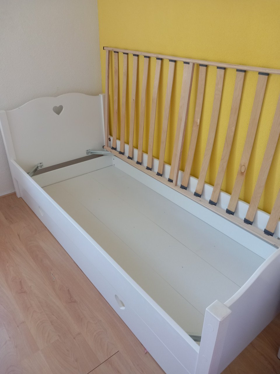 Massief houten bed met lade en hartjesdetail
