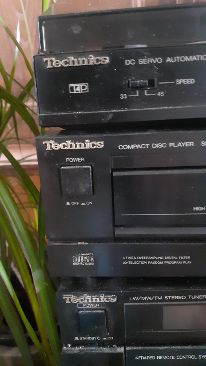 4 X Ophang..... Stereo Radio met MP3- Speler...met Boxen