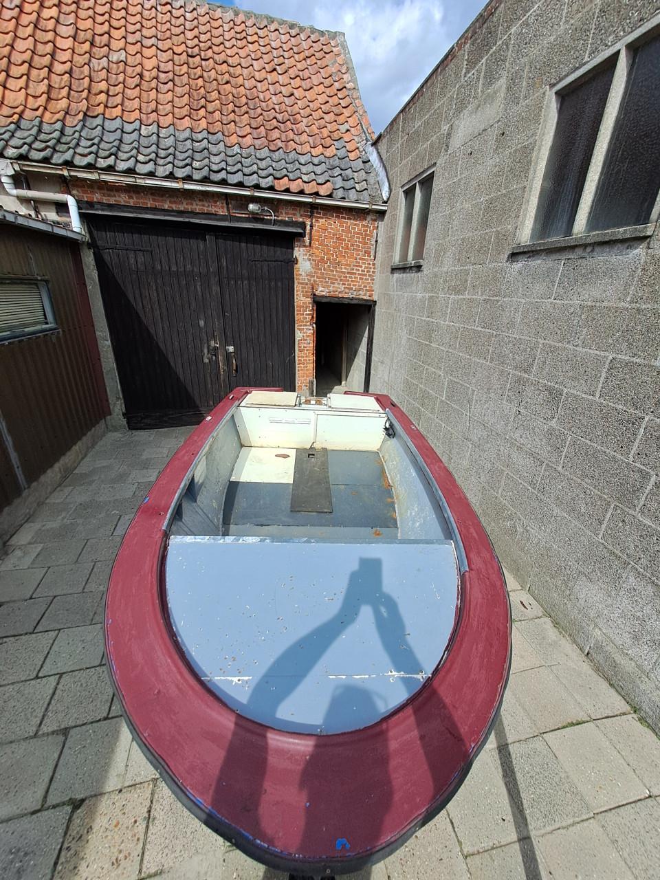Polyester bootje met trailer.