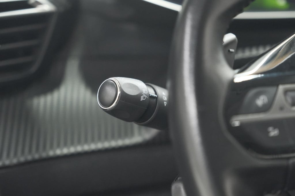 Peugeot 208 puretech 100 eat8 allure | camera | apple carplay | navigatie |