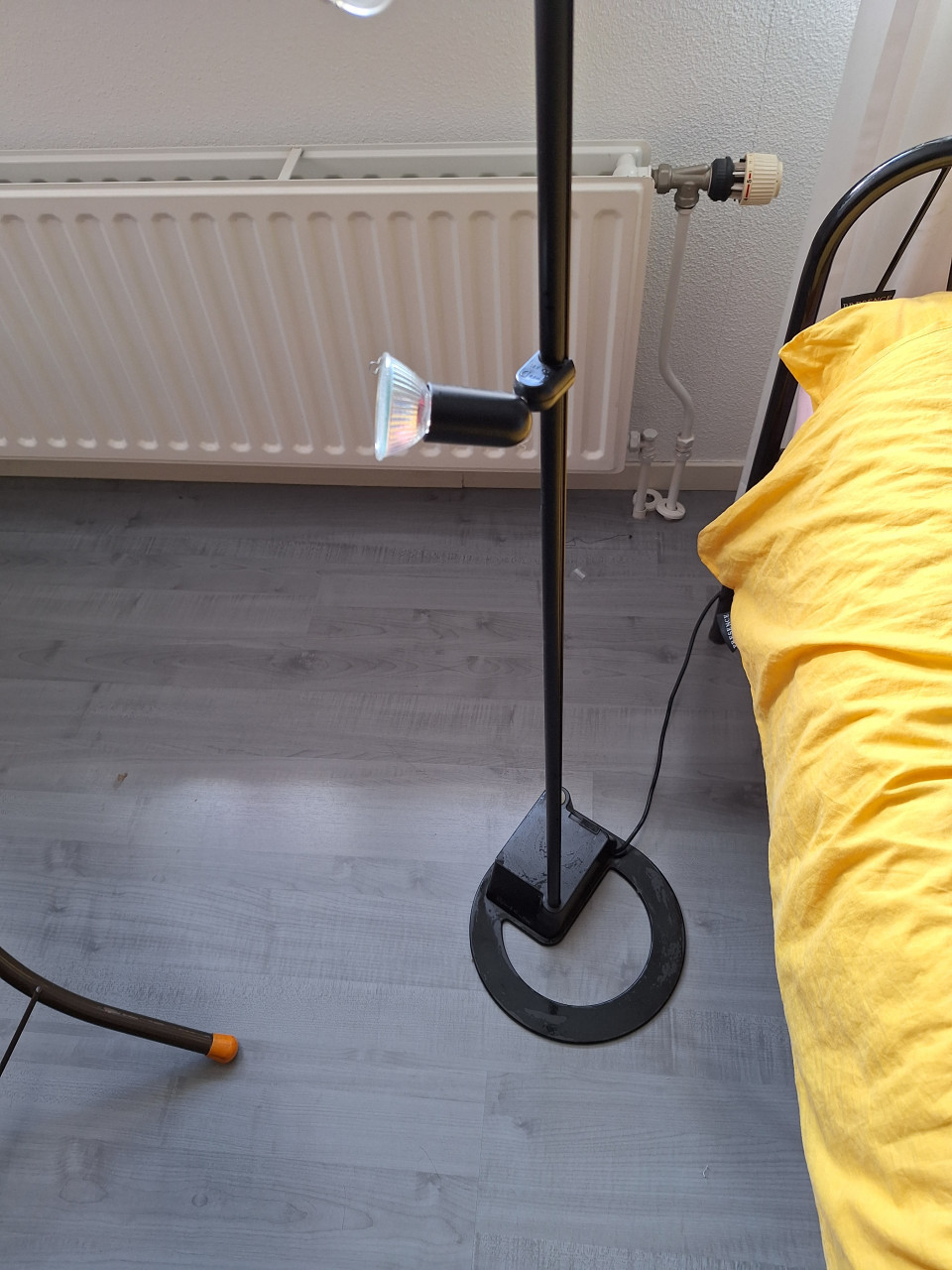 Zwart stalen lamp met 3 spotjes.