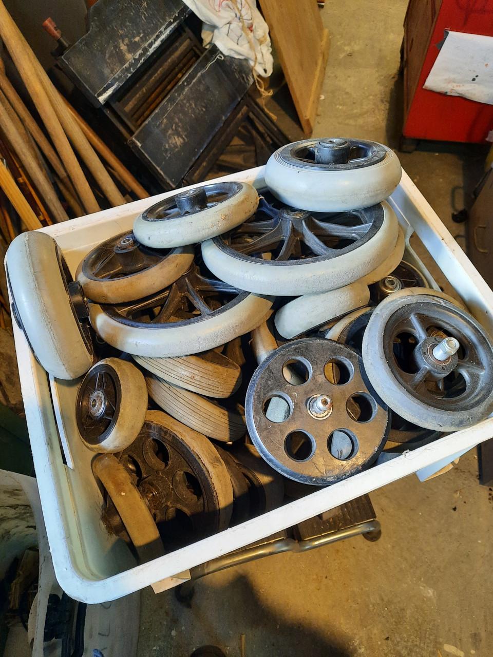 2 bakken vol met gelagerde wieltjes voor een koopje!