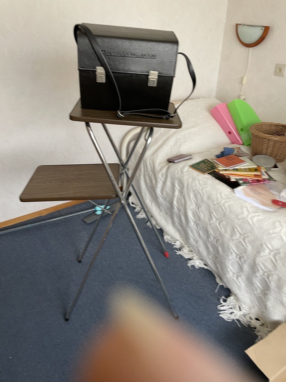 Pentacon 100 diaprojector met tas en tafel
