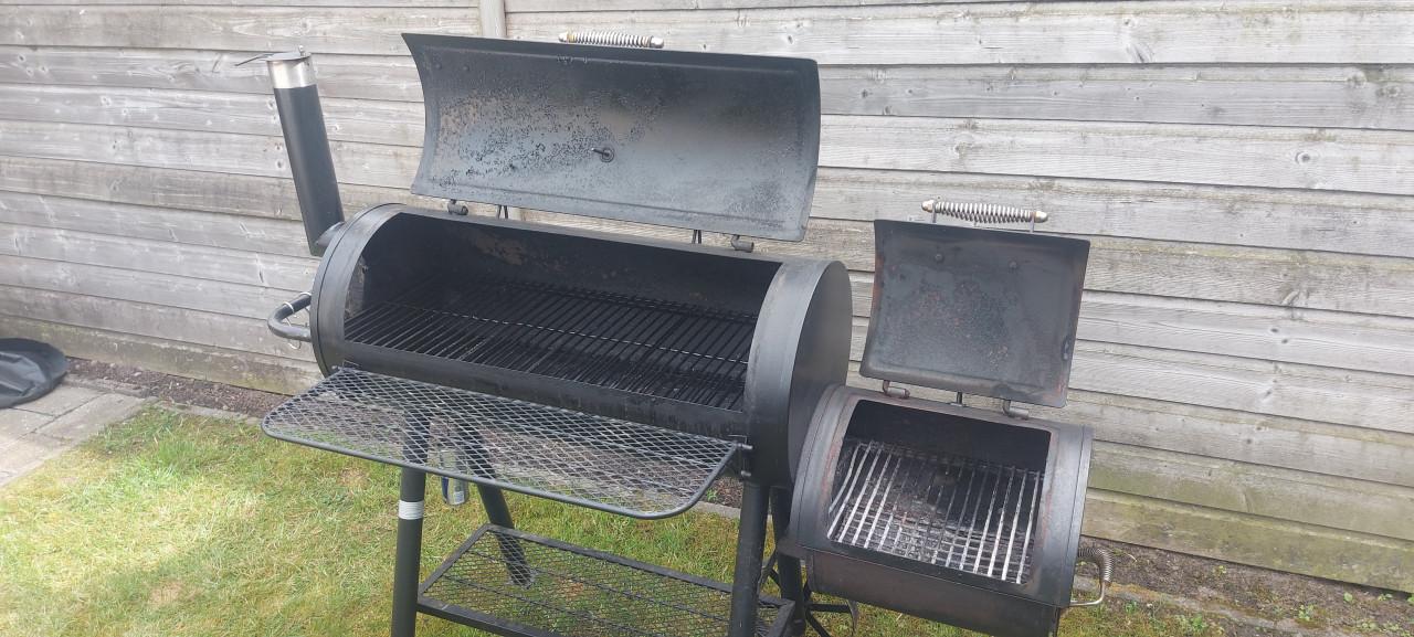 Intratuin offset smoker met regenhoes