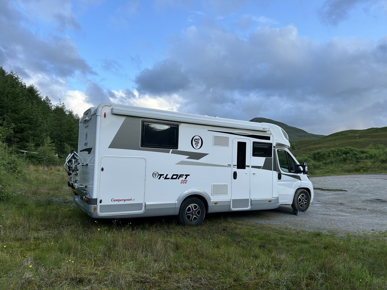 Te Koop: jonge half-integraal camper!