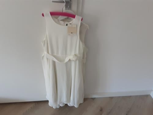 2x bruidsjurkjes  mt 146 en mt 152 nooit gedragen