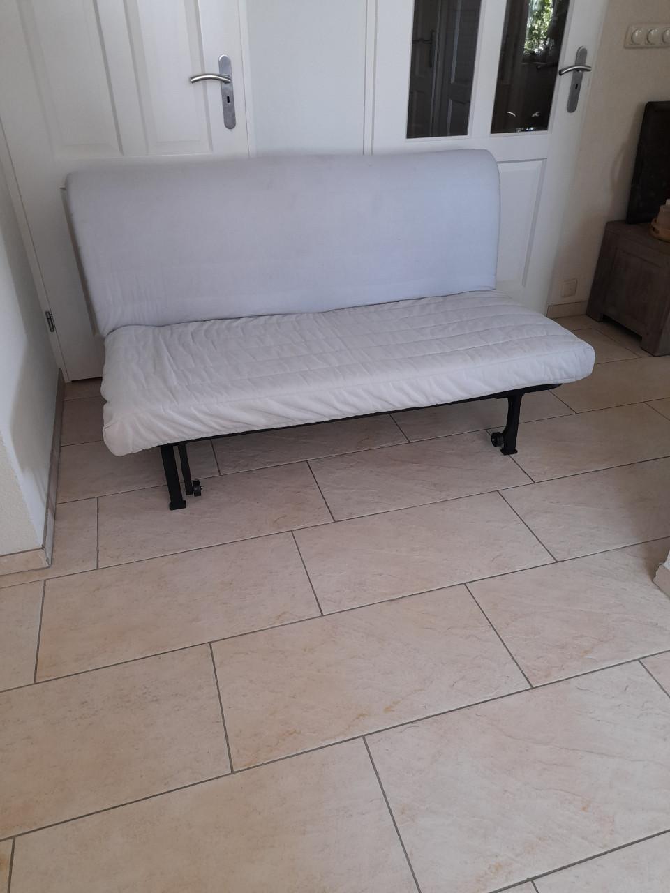 Slaapbank  140 x 190 x 42H (in goede nette staat )