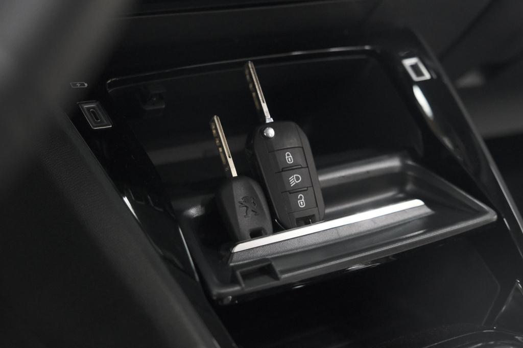 Peugeot 208 puretech 100 eat8 allure pack | camera | apple carplay | parkee