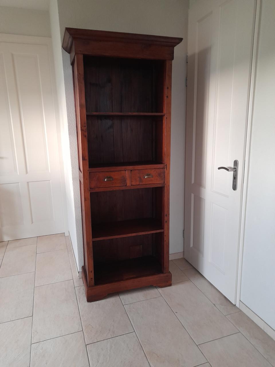 Mooie antieke boekenkast  82 x 41 x 200 H ( in goede staat )