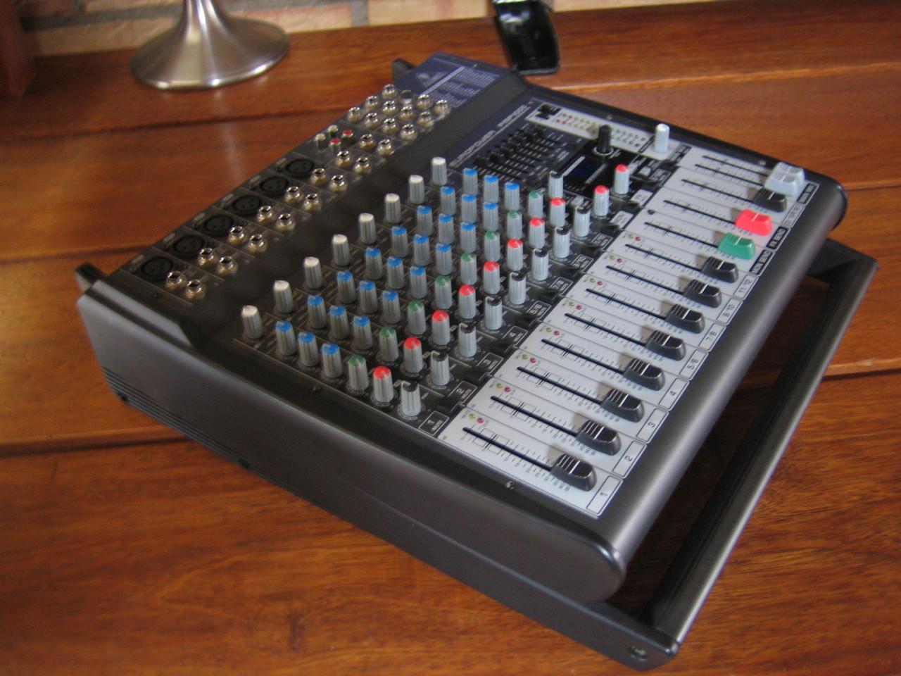 Behringer Europower PMP-1000 powered mengpaneel/versterker