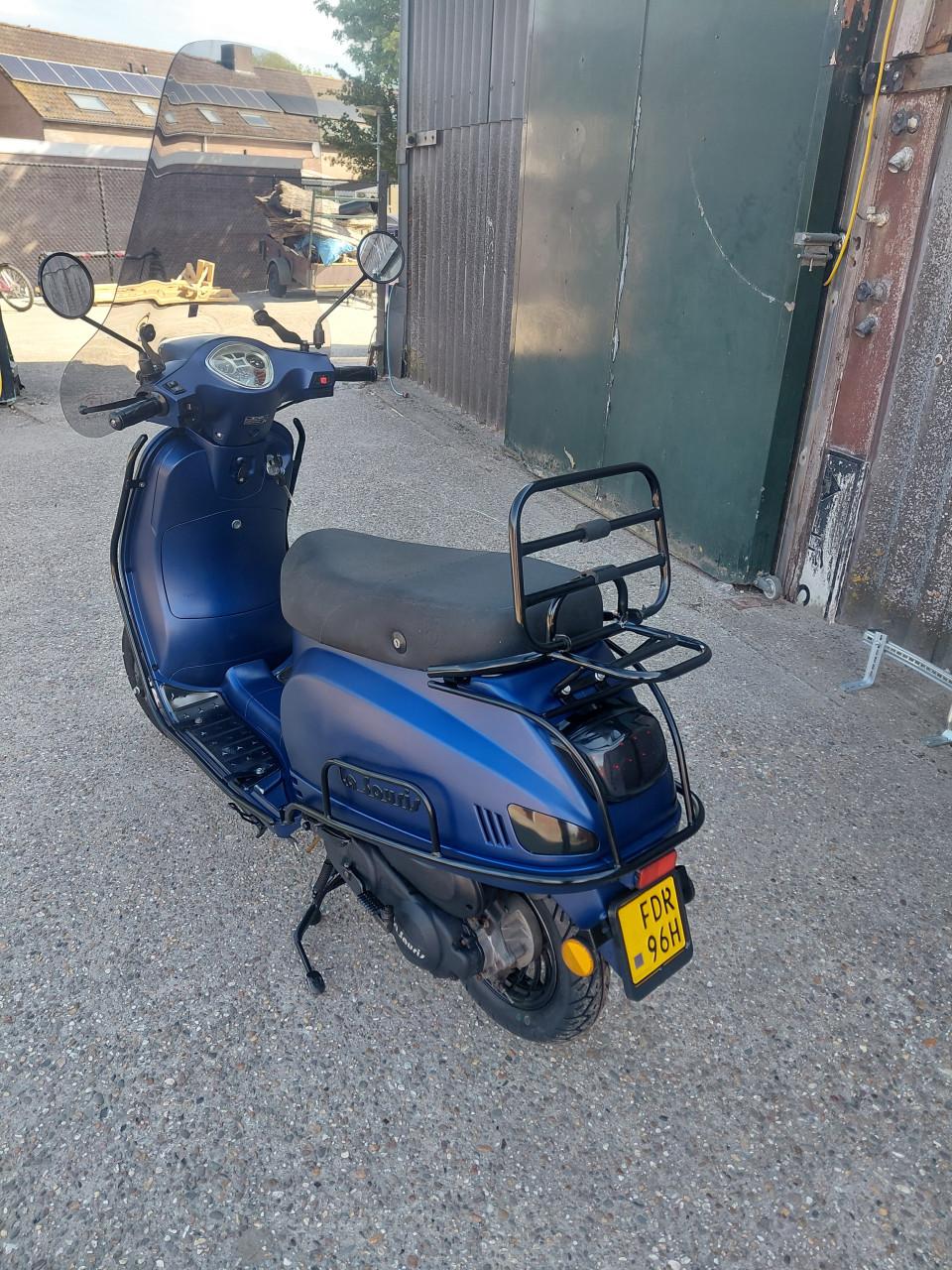 Nette La Souris scooter