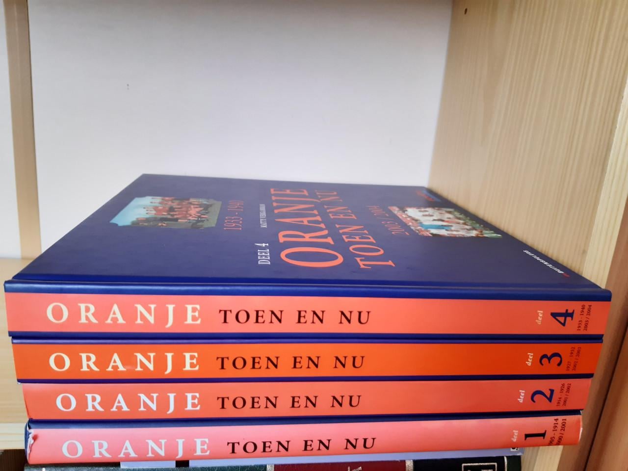 ORANJE TOEN EN NU   NIEUW   DEEL 1-2-3-4-.PER STUK 15,00 SAMEN 50,00