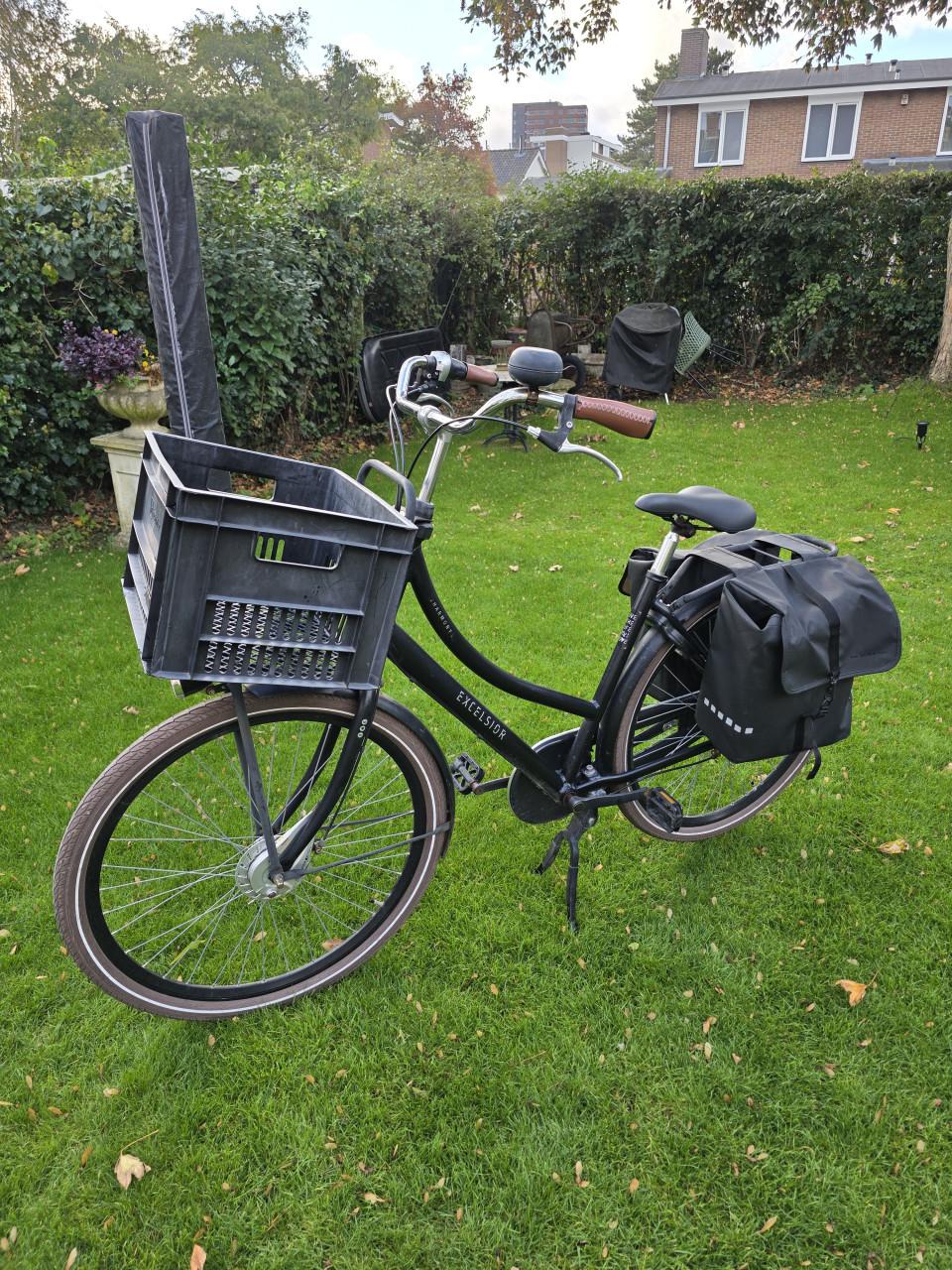 Boodschappenkar op twee wielen zoekt nieuwe eigenaar. Transportfiets. Fiets