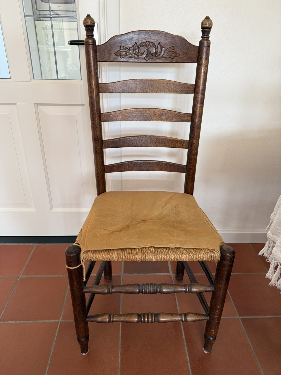 Te koop aangeboden: ronde tafel en 4 bijpassende stoelen