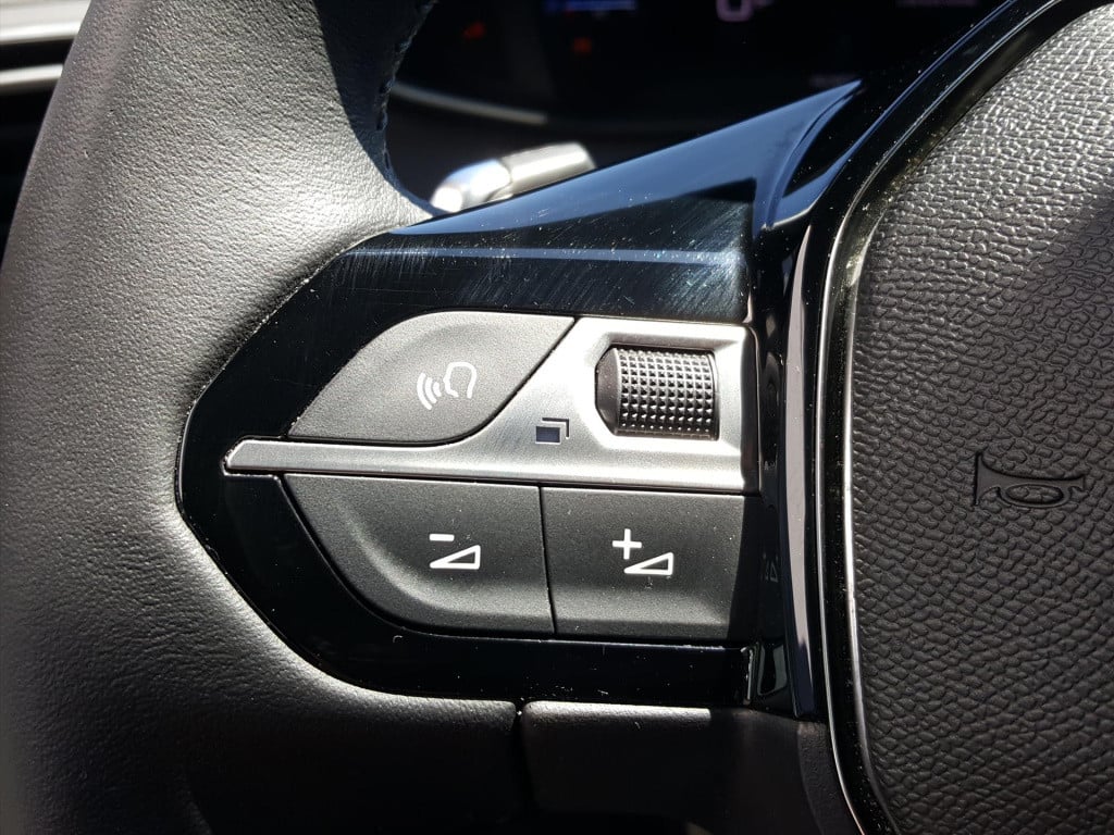 Peugeot 2008 allure pack 1.2 pt-130pk (vol)automaat (eat8) | 3d navigatie &