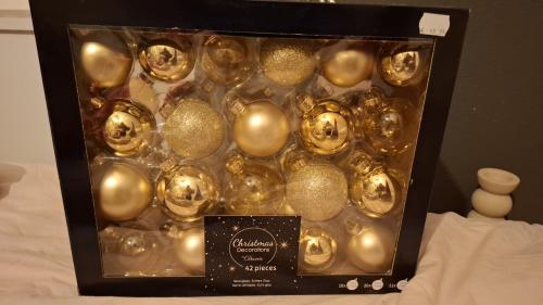 Doos nieuwe kerstballen goudkleurig