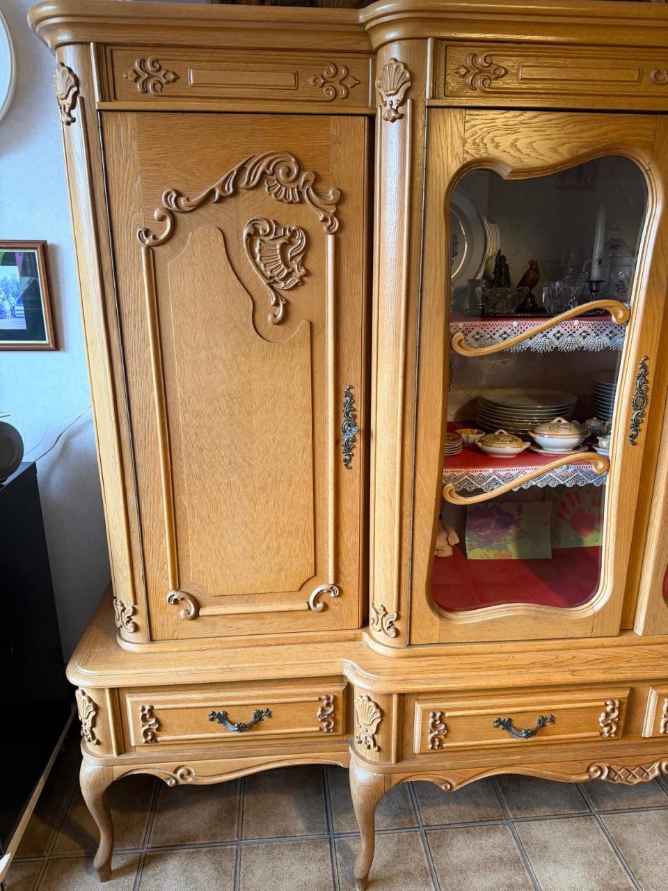 Klassiek massief eiken wandkast