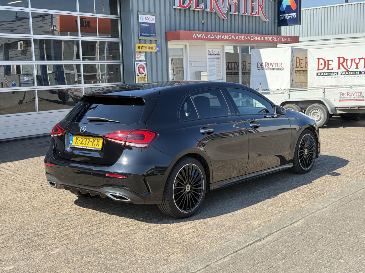 Mercedes-Benz A-klasse - 180 d AMG | Widescreen | Camera | Sfeer | Carplay