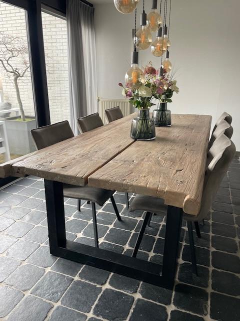 Eettafel van chinese luiken gemaakt