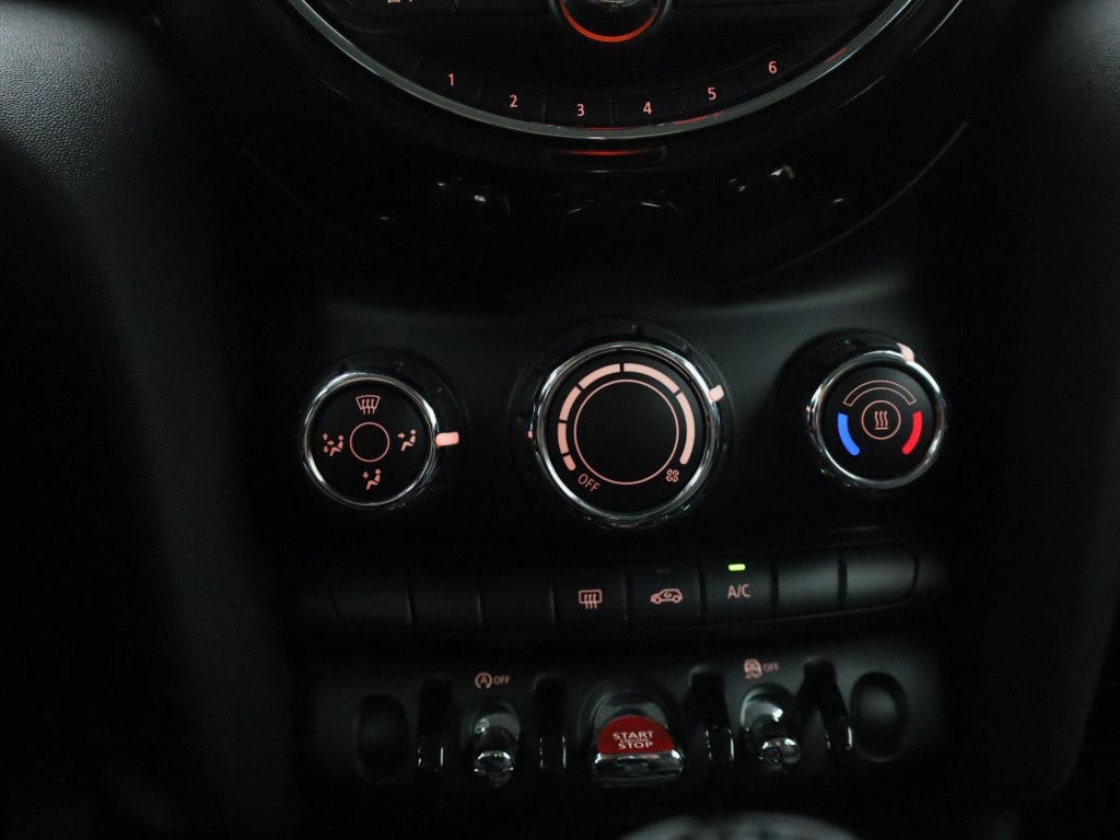 Mini Cooper mini 1.5 | lmv | parkeer sensoren | navigatie | airco | cruise 