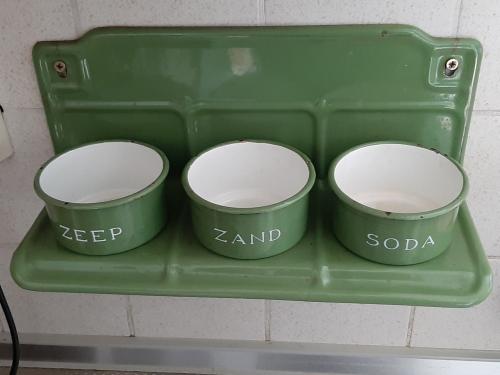 Zeep zand en soda emaile rekje