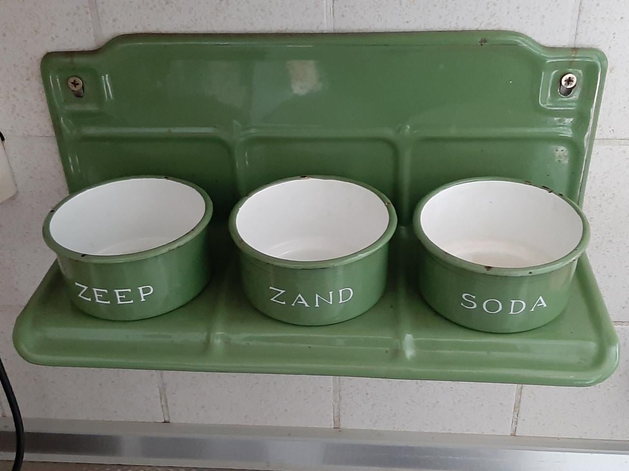 Zeep zand en soda emaile rekje