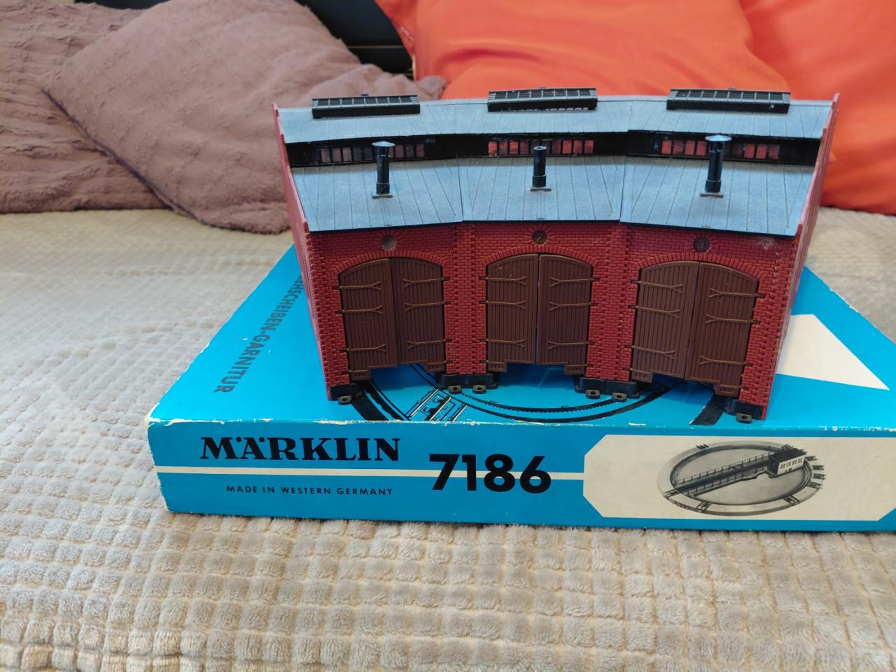 Märklin draaischijf 7186 en Loc. loods 7288