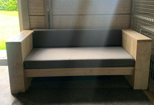 Steigerhouten bank met kussens