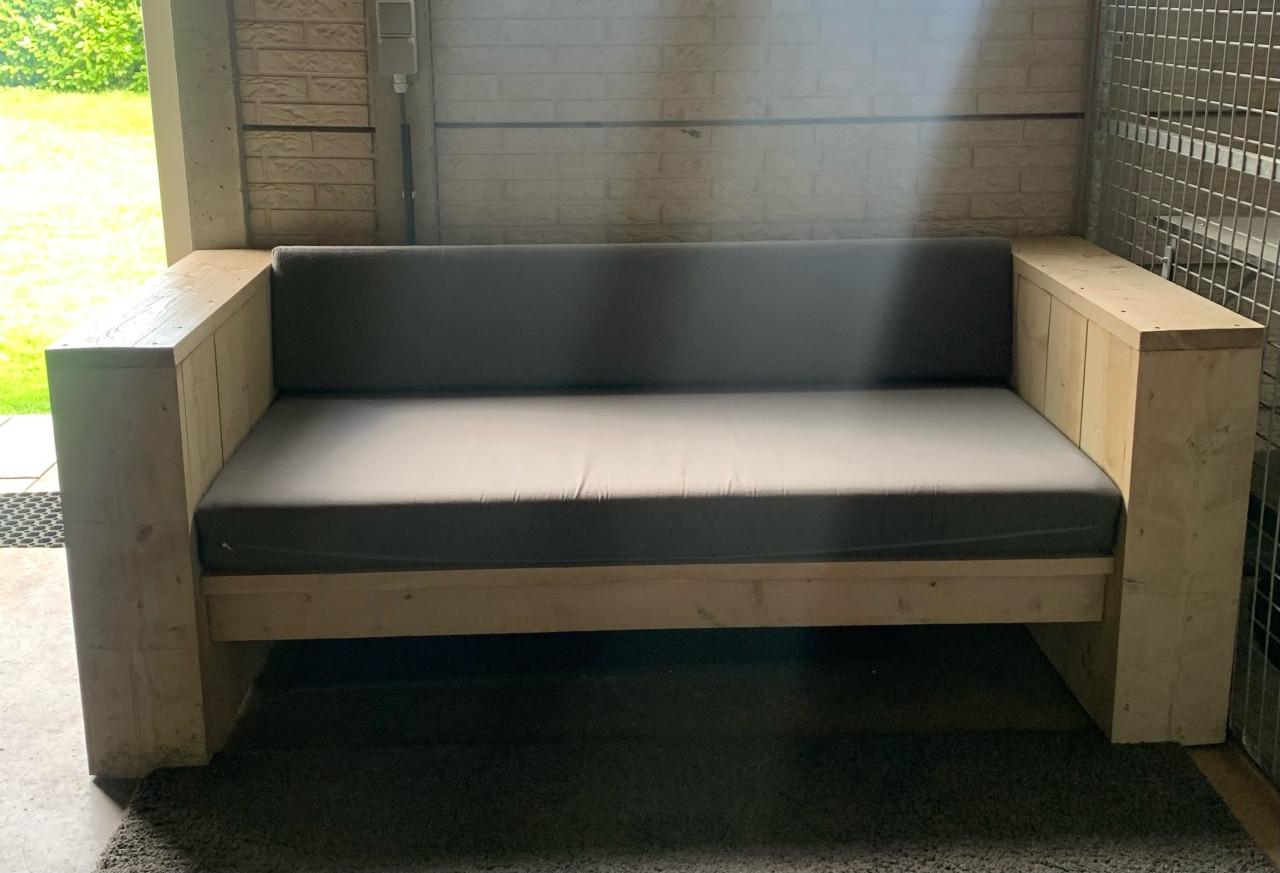 Steigerhouten bank met kussens