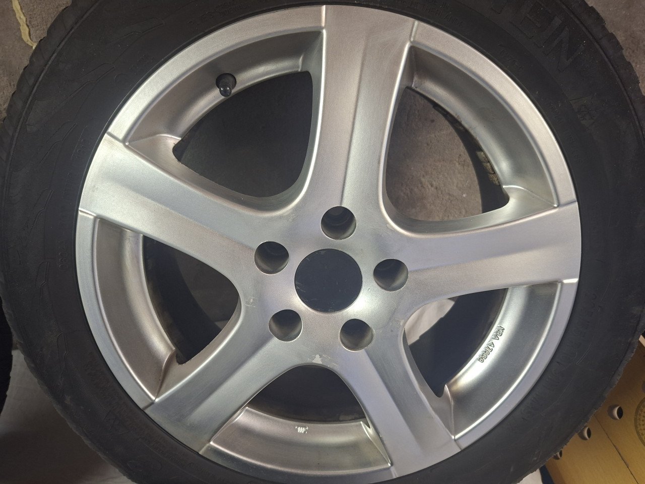 Te koop: 4 velgen met Vredestein winterbanden (205/55 R16)