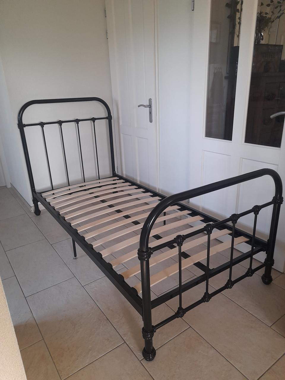 Metalen 1 Persoons bed (in goede nette staat ) 90 x 200