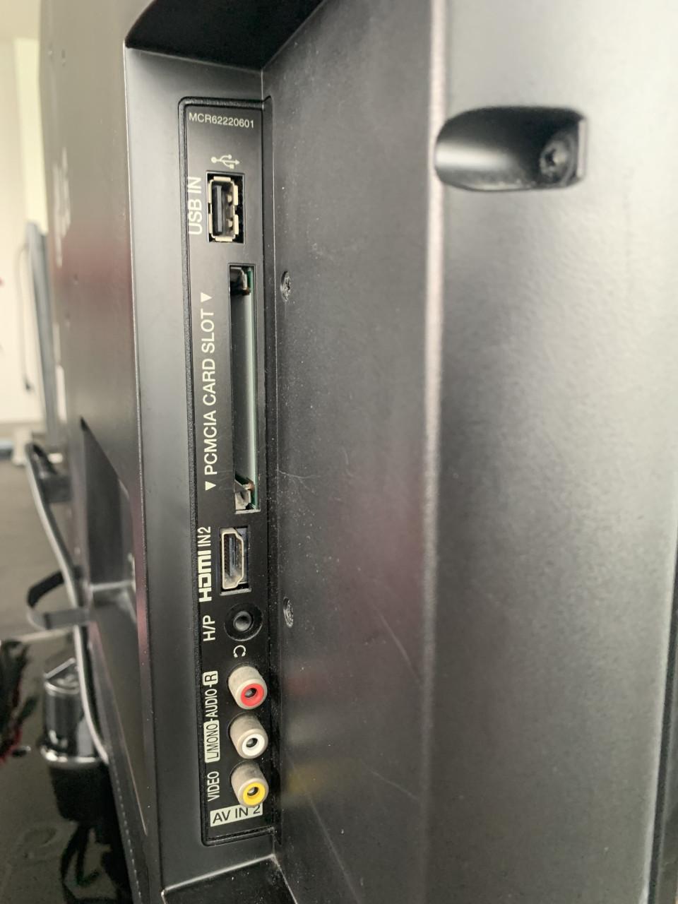 LG 32 inch TV uiteraard met afstandsbediening en CI-module