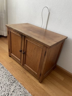 Eiken kastje (voormalig stereo meubel).