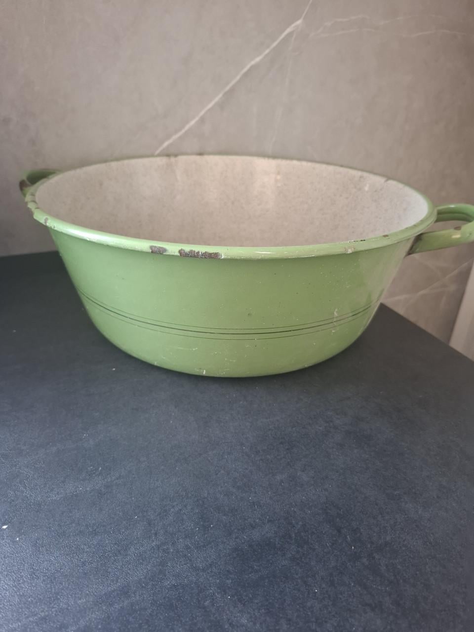 Groene emaille schaal