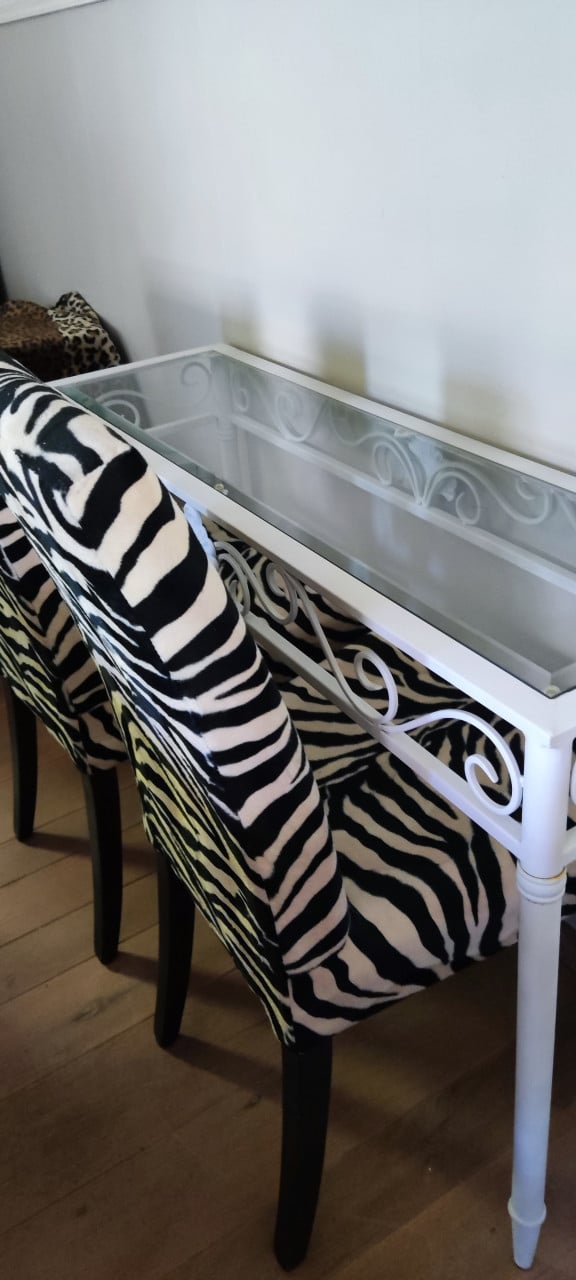 Wit metalen side table / long john met glazen blad (+ evt. 2 zebrastoelen)
