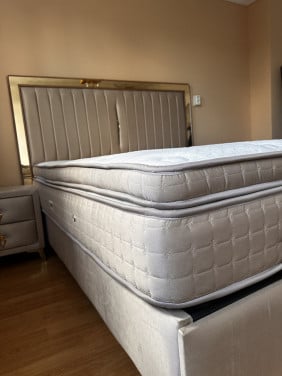 Boxspring Tweepersoons bed  maar 2 jaar oud + nachtkastjes + voetbank