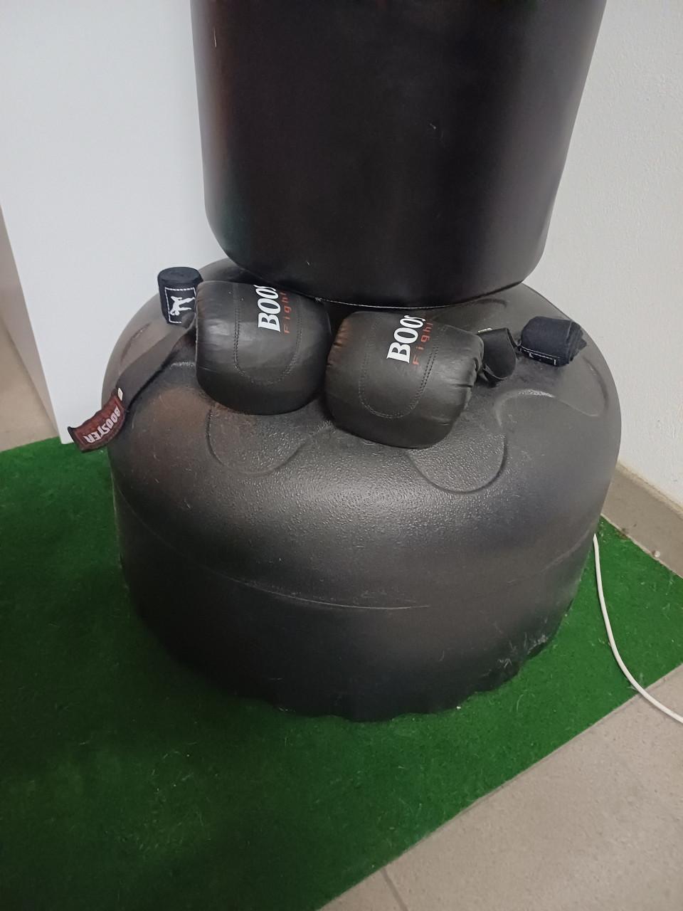 Staande bokszak met bokshandschoenen