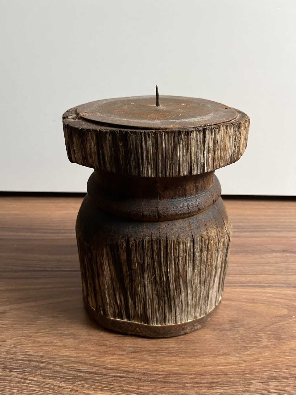 Houten kaarsenstandaard met kaars