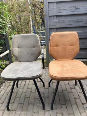 6  gekleurde eetkamerstoelen